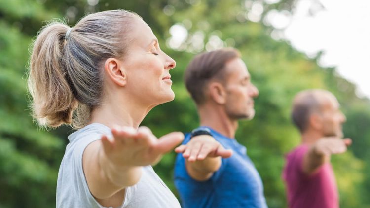 Erwachsene machen Yoga im Park