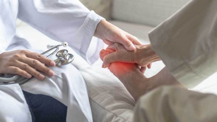 Arzt untersucht Fuß von Patient