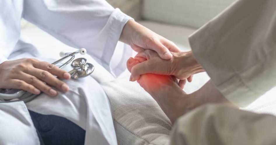 Arzt untersucht Fuß von Patient