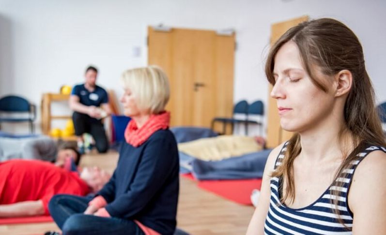 Patienten bei der Entspannungstherapie
