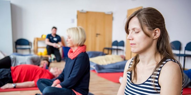 Patienten bei der Entspannungstherapie