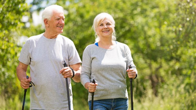 Älteres Paar beim Nordic Walking in der Natur