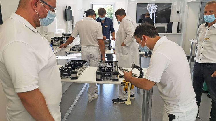 „Trockenübungen“ im mobilen Trainingszentrum