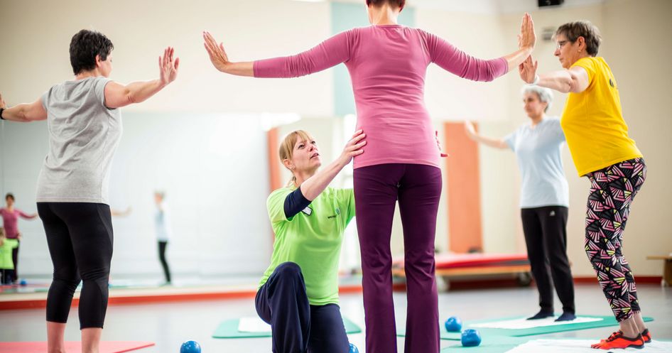 Gruppenphysiotherapie Rückenübung