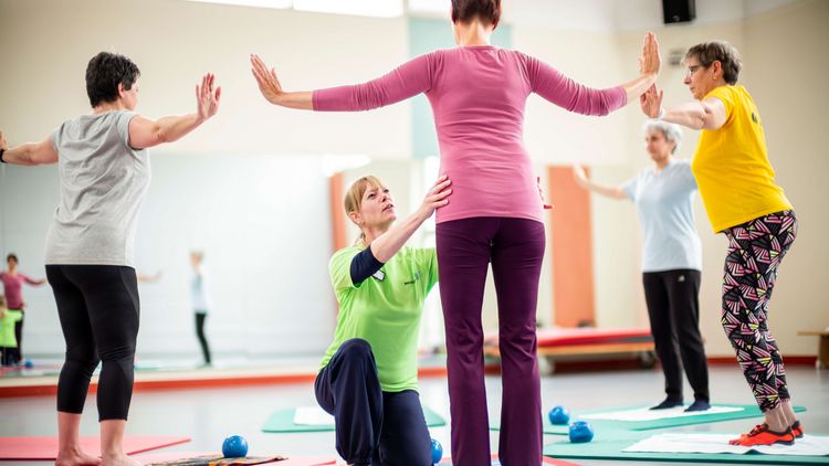 Gruppenphysiotherapie Rückenübung