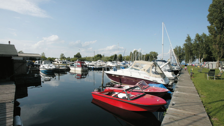 Segelboote im Yachthafen in Plau am See