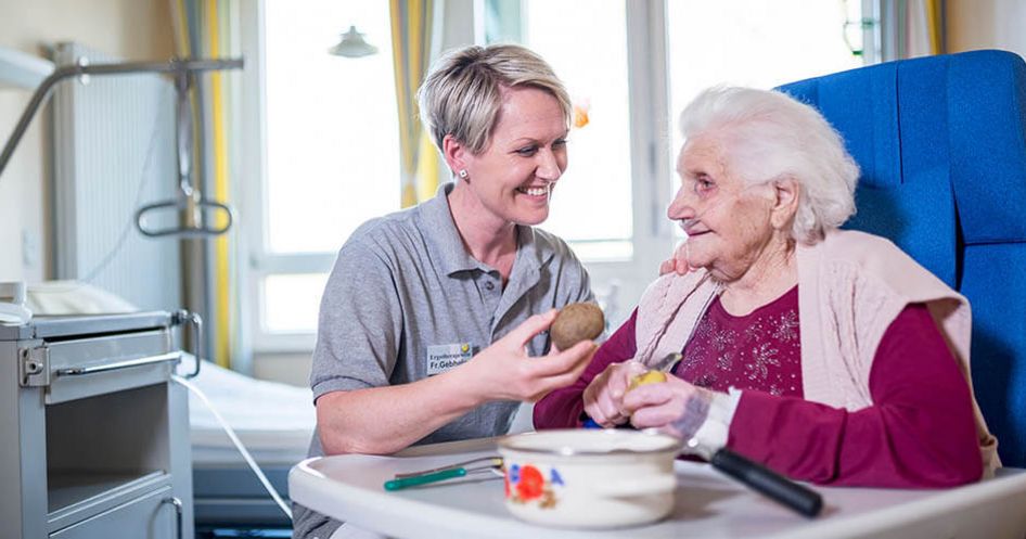 Demenzkranke Patientin mit Pflegerin