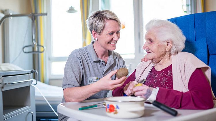 Demenzkranke Patientin mit Pflegerin