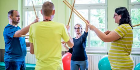 Bewegungstherapie in der Gruppe Bewegungstherapie in der Gruppe