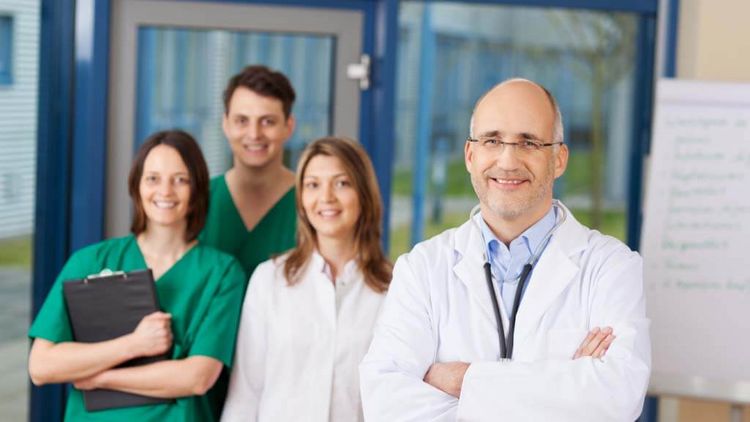 Ärzte und Pflegekräfte bilden ein komptetentes Team
