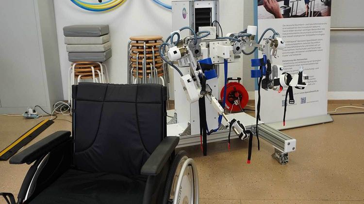 Exoskelett mit Rollstuhl