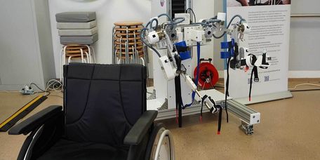 Exoskelett mit Rollstuhl Exoskelett mit Rollstuhl