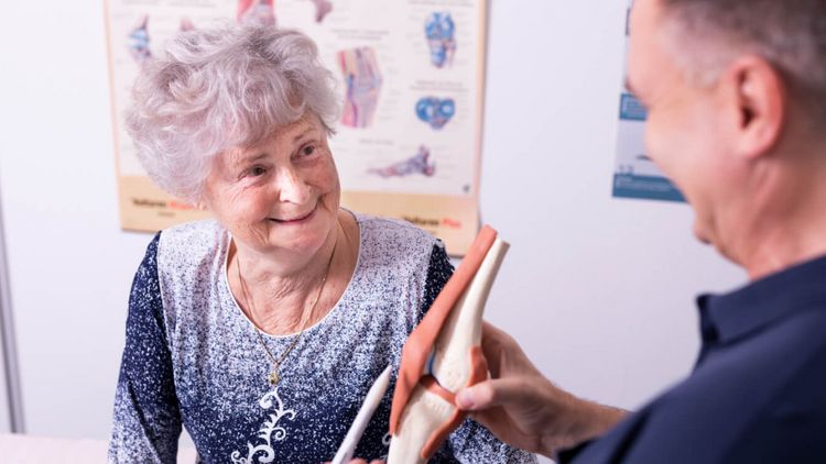 Arzt mit Patientin im Gespräch