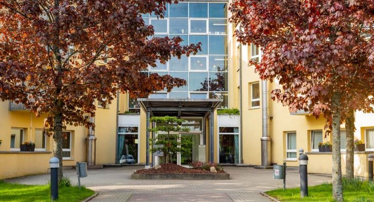 Außenansicht und Eingang des MEDICLIN Reha-Zentrum Gernsbach in Baden-Württemberg