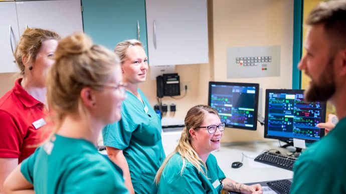 Krankenpflegerinnen und Pfleger besprechen die Schichtübergabe