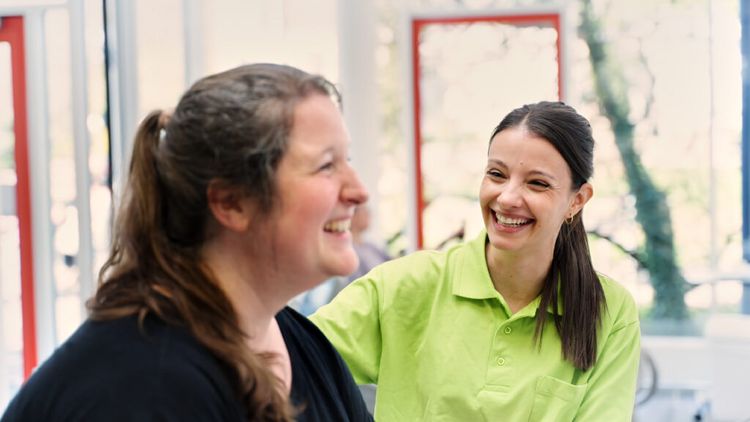 Eine Therapeutin und eine Patientin im Sportpark