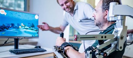 Neurologische Reha: Phasen, Ziele & Behandlung Neurologische Reha: Phasen, Ziele & Behandlung