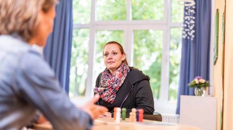 Patientin bei der Psychotherapie im Gespräch mit einer Therapeutin