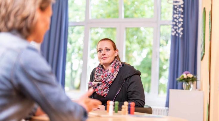Patientin bei der Psychotherapie im Gespräch mit einer Therapeutin