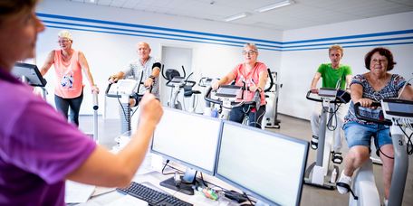 Ausdauertraining auf dem Ergometer in der Herz-Reha unter Anleitung.