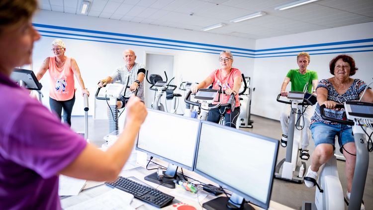 Ausdauertraining auf dem Ergometer in der Herz-Reha unter Anleitung.