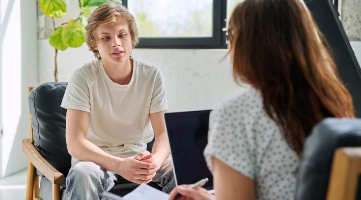 Teenager im Gespräch mit einer Psychotherapeutin