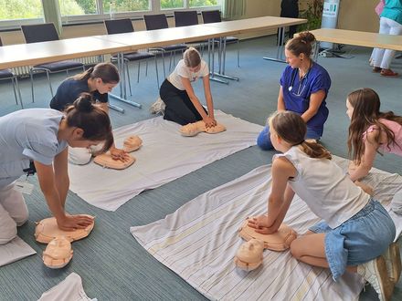 „Prüfen, rufen, drücken“ – Arche-Schüler lernen im Müritz-Klinikum Leben zu retten