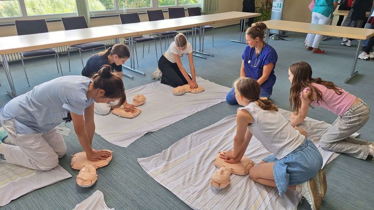 „Prüfen, rufen, drücken“ – Arche-Schüler lernen im Müritz-Klinikum Leben zu retten