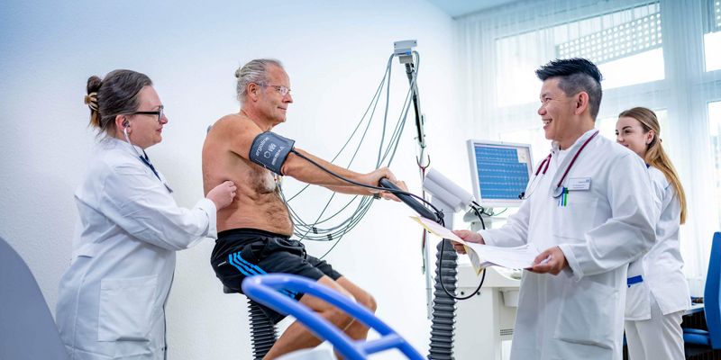 Ärzte untersuchen einen Patienten beim Belastungs-EKG