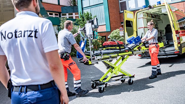 Ein Rettungswagen bringt einen Patienten in das MEDICLIN Klinikum Soltau