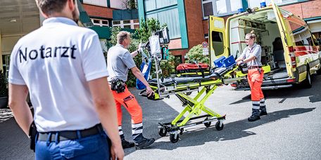 Ein Rettungswagen bringt einen Patienten in das MEDICLIN Klinikum Soltau