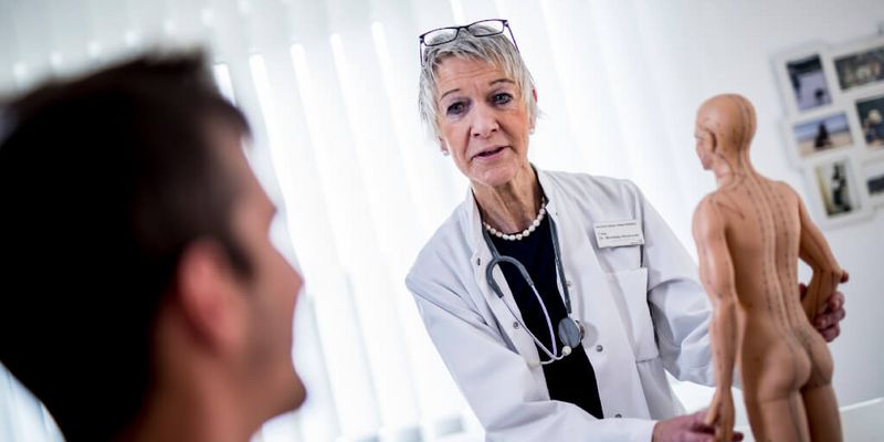 Ärztin im Gespräch mit einem Patienten