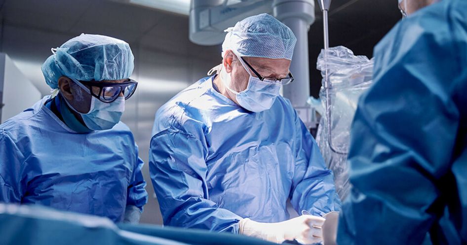 Ärzte bei der Operation