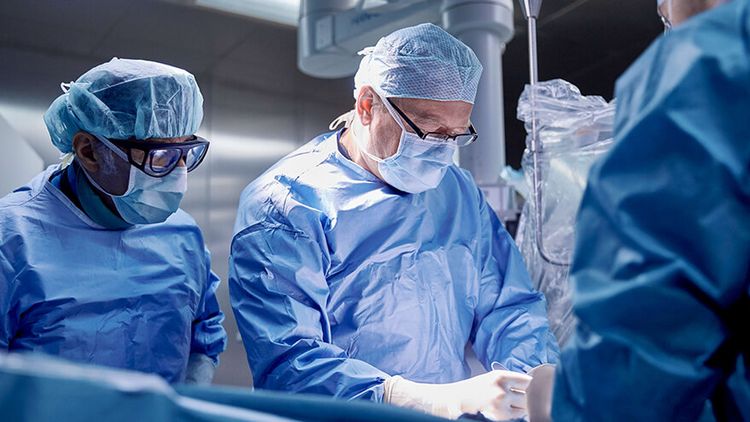 Ärzte bei der Operation