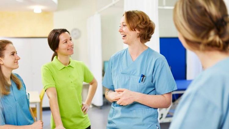 Plegekräfte und Therapeutinnen im Gespräch