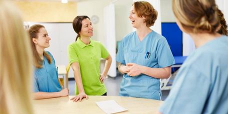 Plegekräfte und Therapeutinnen im Gespräch