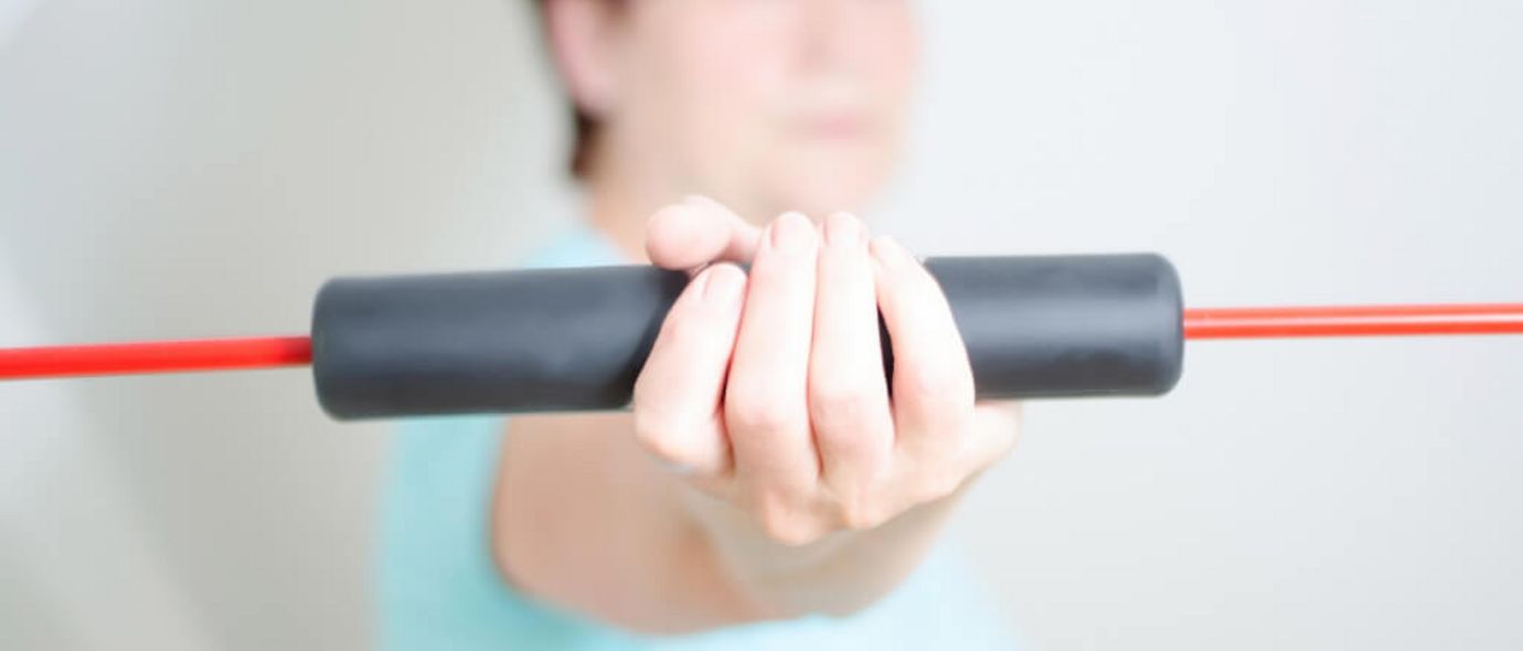 Frau trainiert mit Schwingstab