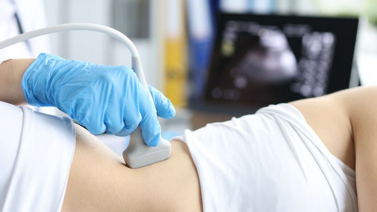 Arzt untersucht die Niere einer Patientin mit Ultraschall