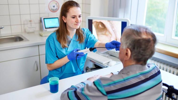 Patient bei der Schluckuntersuchung