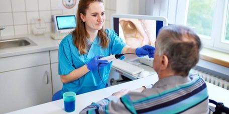 Patient bei der Schluckuntersuchung