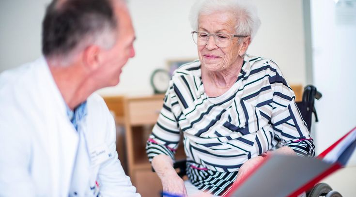 Arzt und Patientin im Gespräch