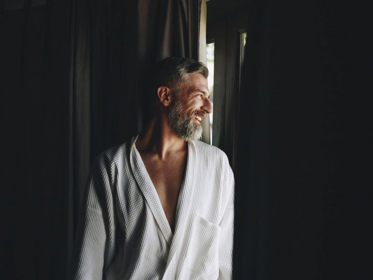 PRIVITA - Mann im Bademantel