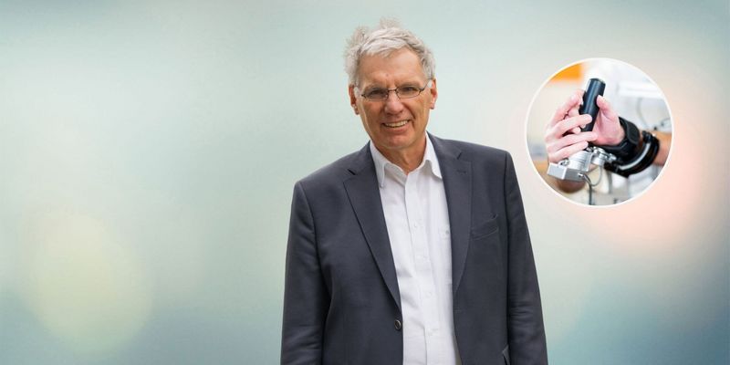 Prof. Siebler und ein Exoskelett