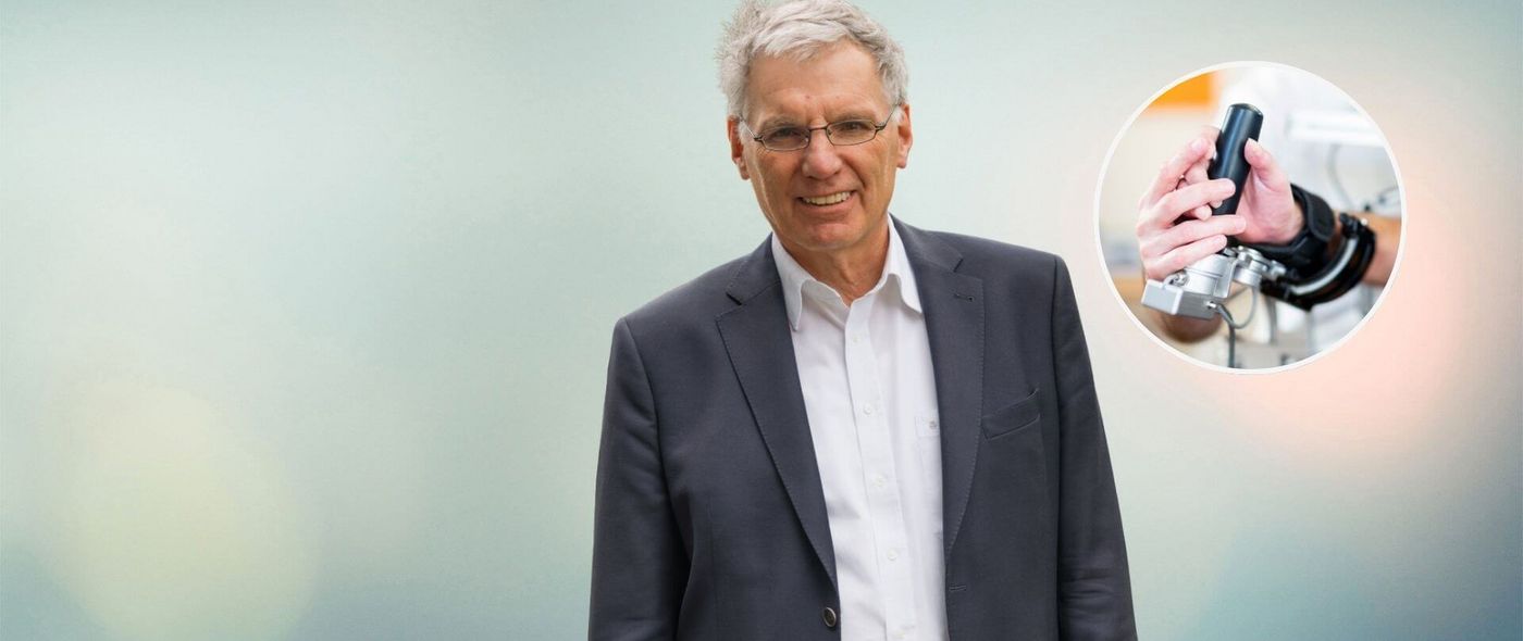 Prof. Siebler und ein Exoskelett