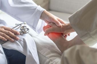 Arzt untersucht Bein