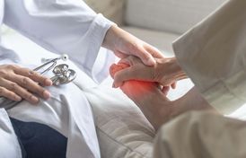 Arzt untersucht Bein