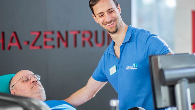 Therapeut berät Patient bei der medizinischen Trainingstherapie