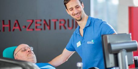 Therapeut berät Patient bei der medizinischen Trainingstherapie