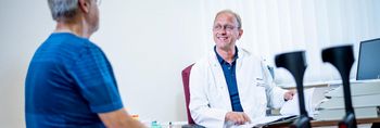 Arzt spricht mit Patinten in der Orthopädie