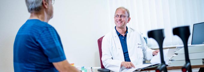 Arzt spricht mit Patinten in der Orthopädie